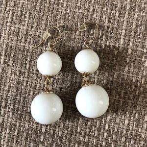 I’m selling white and gold earring